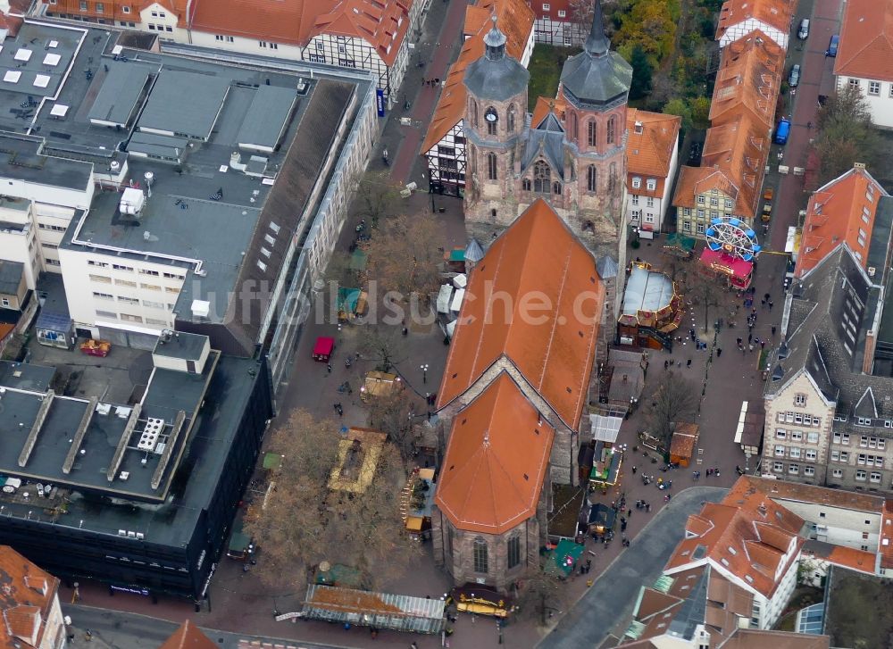 Luftaufnahme Göttingen - Weihnachtsmarkt- Veranstaltungsgelände und Verkaufs- Hütten und Buden in der Innenstadt in Göttingen im Bundesland Niedersachsen