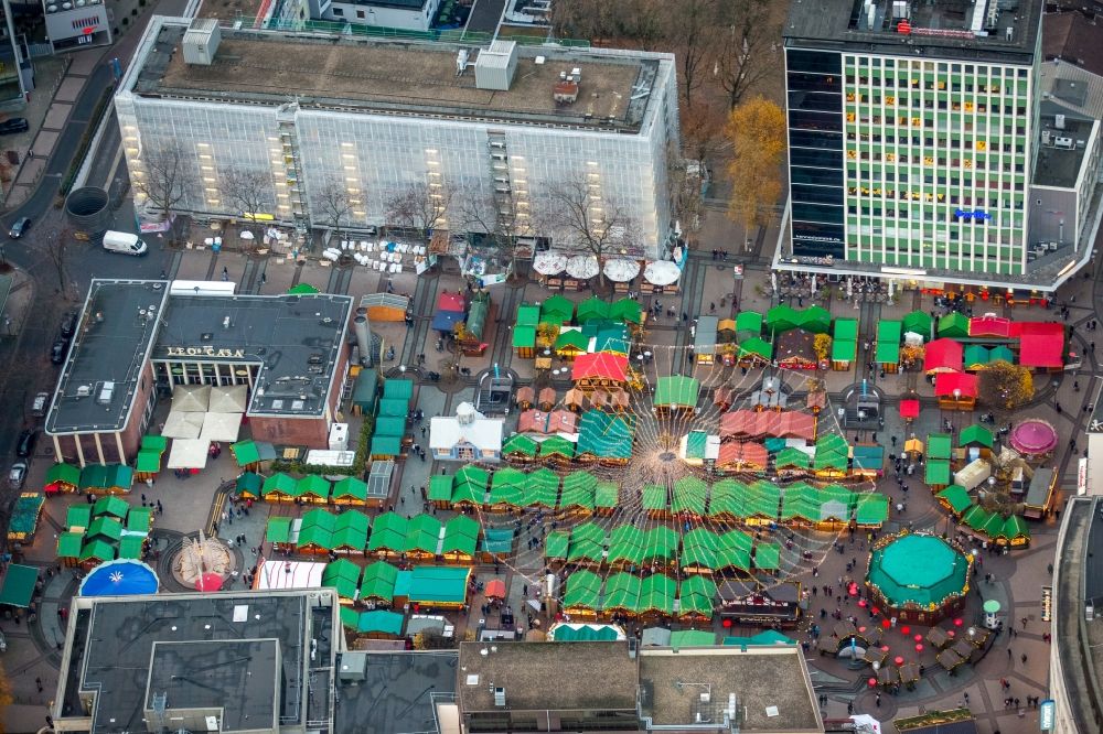 Luftaufnahme Essen - Weihnachtsmarkt- Veranstaltungsgelände und Verkaufs- Hütten und Buden am Kennedy-Platz in Essen im Bundesland Nordrhein-Westfalen