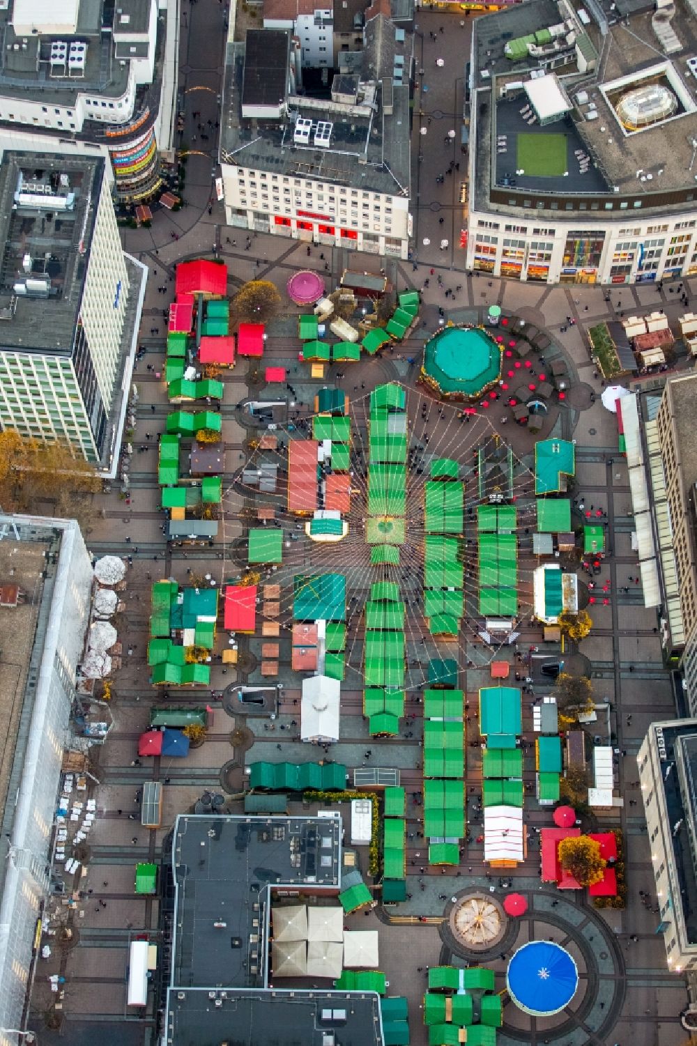 Essen aus der Vogelperspektive: Weihnachtsmarkt- Veranstaltungsgelände und Verkaufs- Hütten und Buden am Kennedy-Platz in Essen im Bundesland Nordrhein-Westfalen