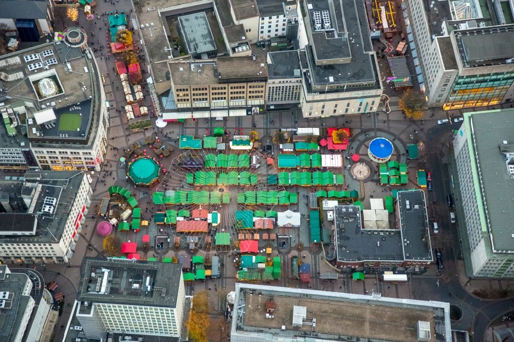 Luftbild Essen - Weihnachtsmarkt- Veranstaltungsgelände und Verkaufs- Hütten und Buden am Kennedy-Platz in Essen im Bundesland Nordrhein-Westfalen
