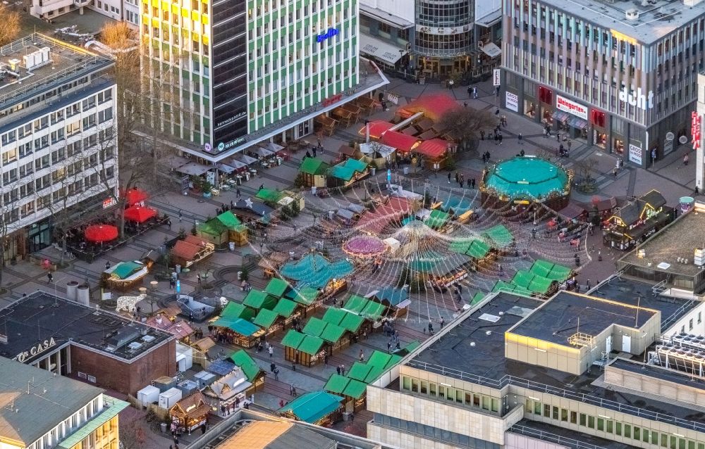 Luftbild Essen - Weihnachtsmarkt- Veranstaltungsgelände und Verkaufs- Hütten und Buden am Kennedy-Platz in Essen im Bundesland Nordrhein-Westfalen