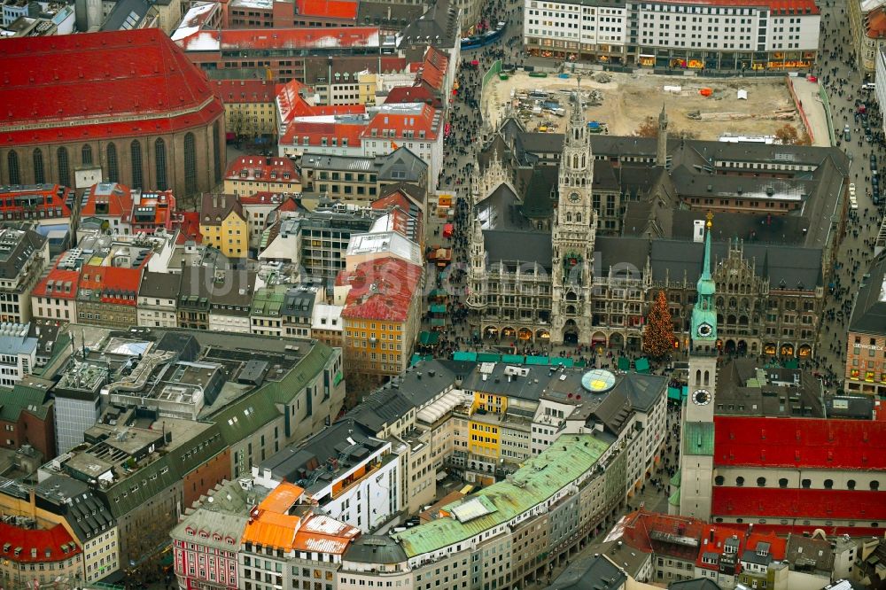 Luftaufnahme München - Weihnachtsmarkt- Veranstaltungsgelände und Verkaufs- Hütten und Buden auf dem Marienplatz in München im Bundesland Bayern, Deutschland