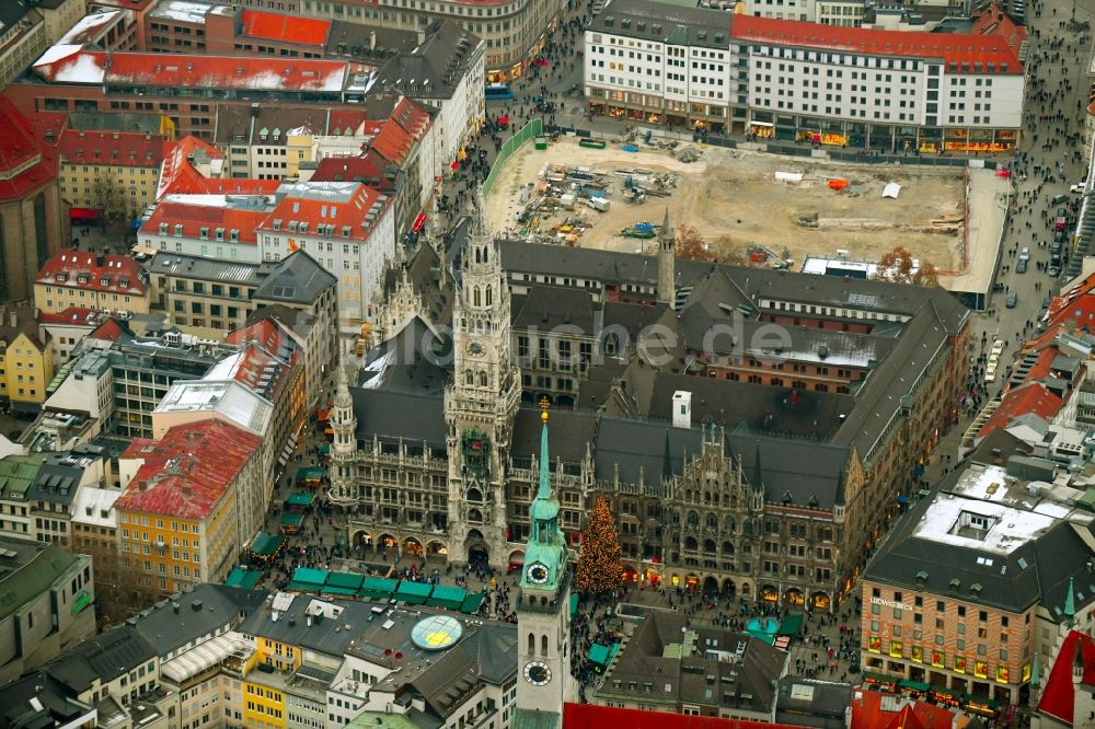 München von oben - Weihnachtsmarkt- Veranstaltungsgelände und Verkaufs- Hütten und Buden auf dem Marienplatz in München im Bundesland Bayern, Deutschland