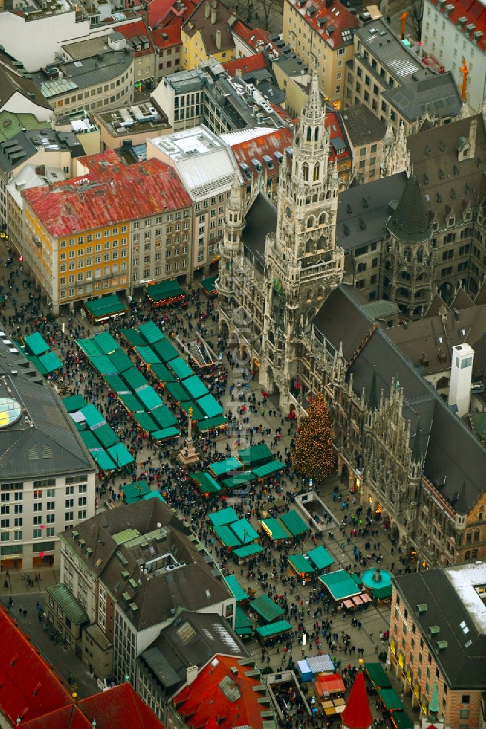 Luftbild München - Weihnachtsmarkt- Veranstaltungsgelände und Verkaufs- Hütten und Buden auf dem Marienplatz in München im Bundesland Bayern, Deutschland