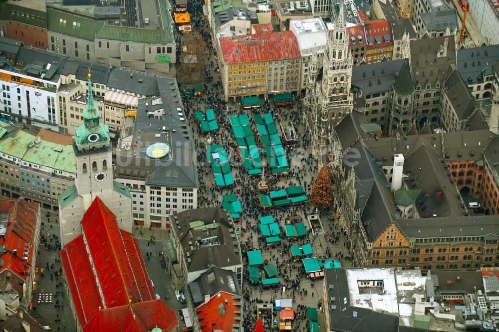 München von oben - Weihnachtsmarkt- Veranstaltungsgelände und Verkaufs- Hütten und Buden auf dem Marienplatz in München im Bundesland Bayern, Deutschland