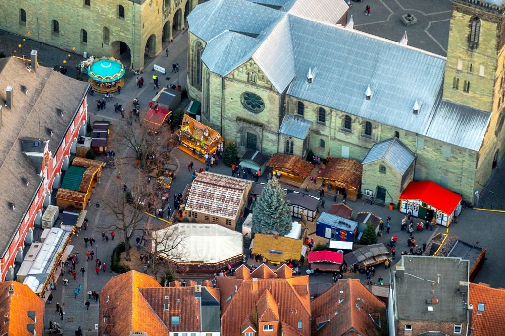 Luftbild Soest - Weihnachtsmarkt- Veranstaltungsgelände und Verkaufs- Hütten und Buden am Petrikirchhof in Soest im Bundesland Nordrhein-Westfalen, Deutschland