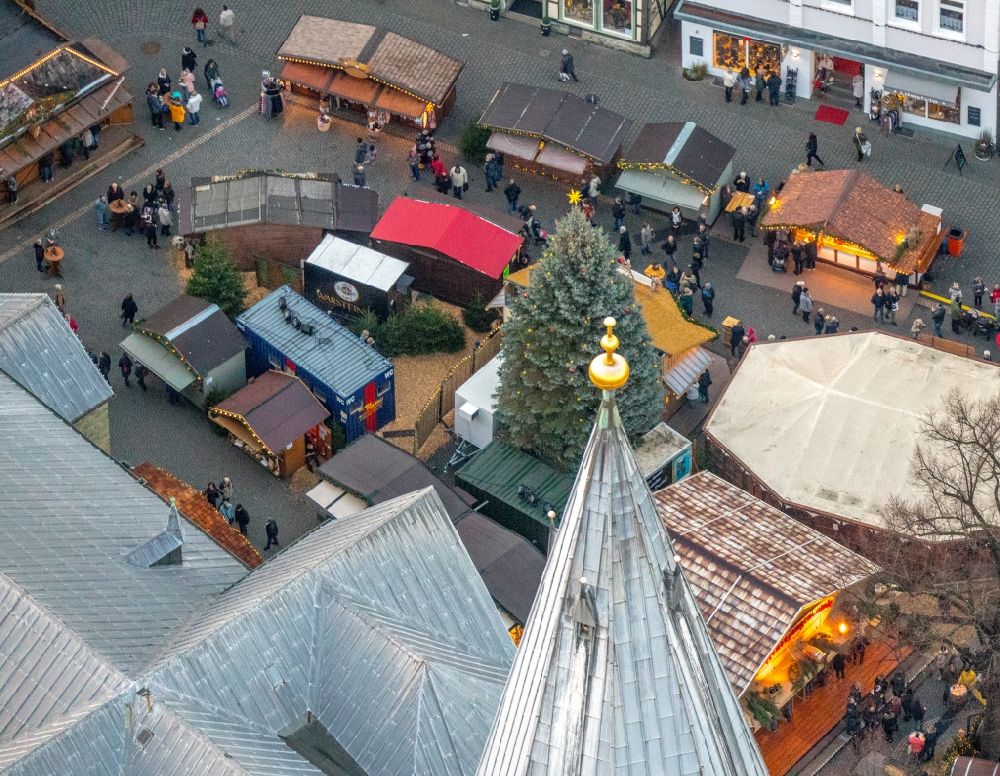 Luftbild Soest - Weihnachtsmarkt- Veranstaltungsgelände und Verkaufs- Hütten und Buden am Petrikirchhof in Soest im Bundesland Nordrhein-Westfalen, Deutschland