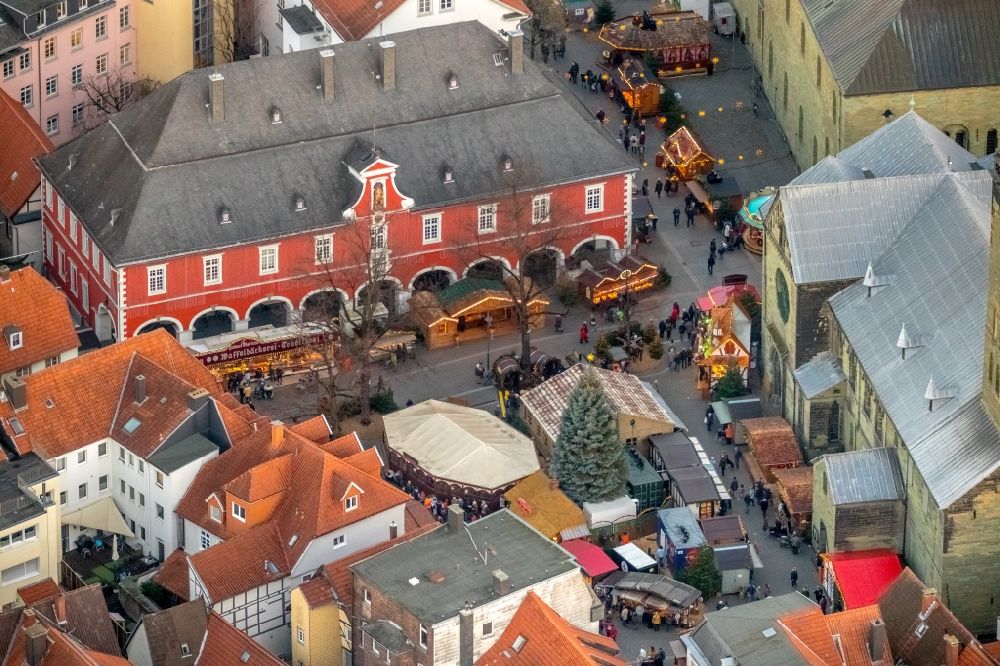 Soest von oben - Weihnachtsmarkt- Veranstaltungsgelände und Verkaufs- Hütten und Buden am Petrikirchhof in Soest im Bundesland Nordrhein-Westfalen, Deutschland