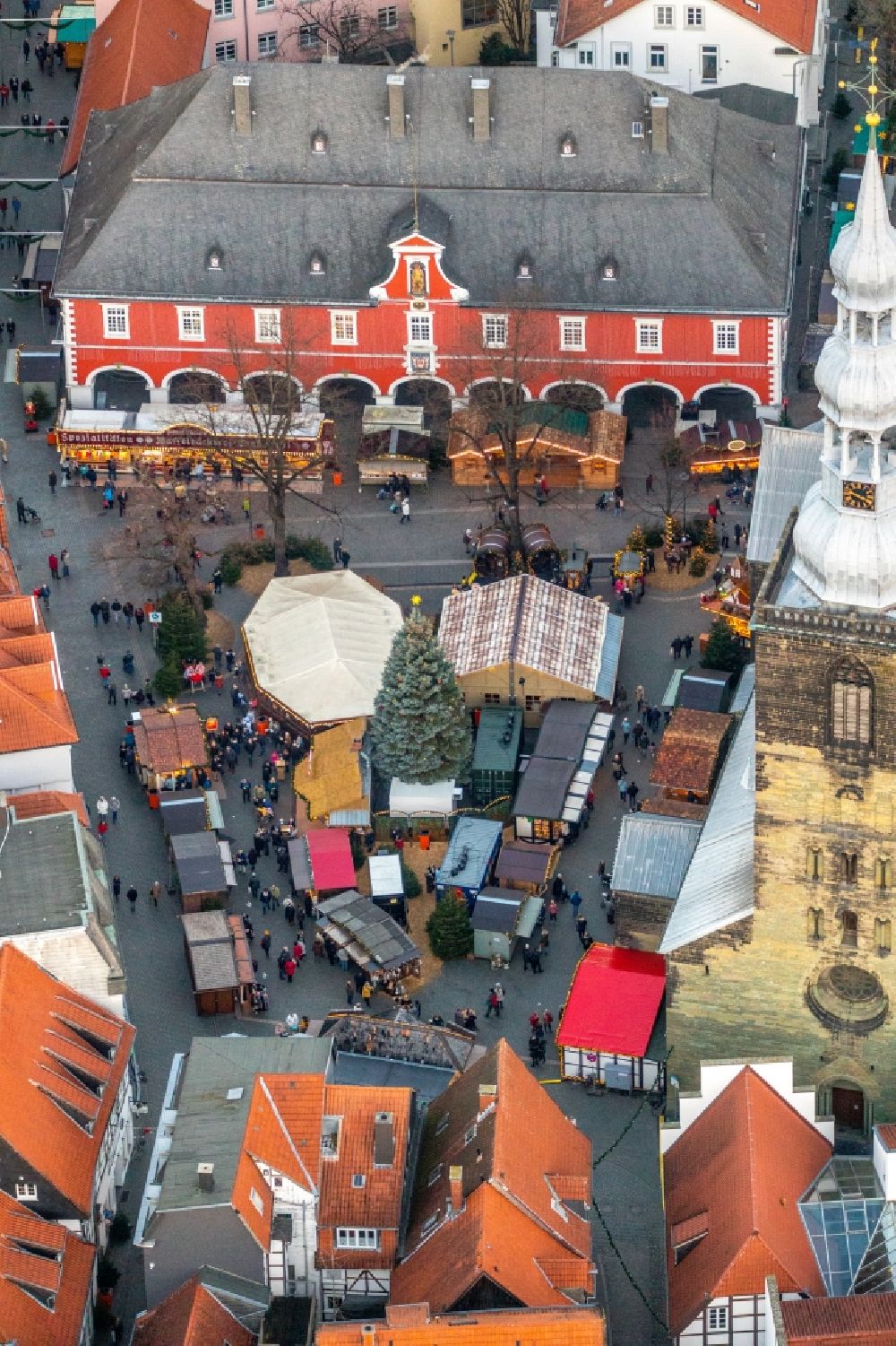 Luftaufnahme Soest - Weihnachtsmarkt- Veranstaltungsgelände und Verkaufs- Hütten und Buden am Petrikirchhof in Soest im Bundesland Nordrhein-Westfalen, Deutschland
