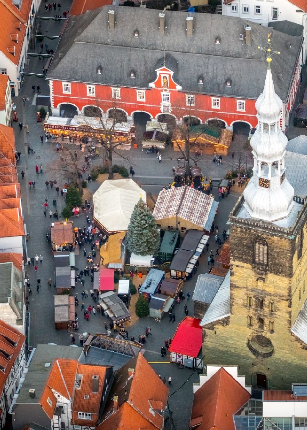 Soest von oben - Weihnachtsmarkt- Veranstaltungsgelände und Verkaufs- Hütten und Buden am Petrikirchhof in Soest im Bundesland Nordrhein-Westfalen, Deutschland