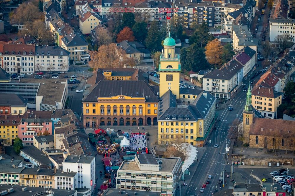 Luftbild Witten - Weihnachtsmarkt- Veranstaltungsgelände und Verkaufs- Hütten und Buden auf dem Rathausplatz in Witten im Bundesland Nordrhein-Westfalen, Deutschland