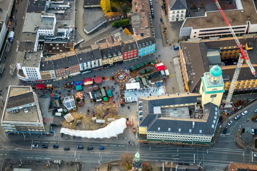 Luftaufnahme Witten - Weihnachtsmarkt- Veranstaltungsgelände und Verkaufs- Hütten und Buden auf dem Rathausplatz in Witten im Bundesland Nordrhein-Westfalen, Deutschland