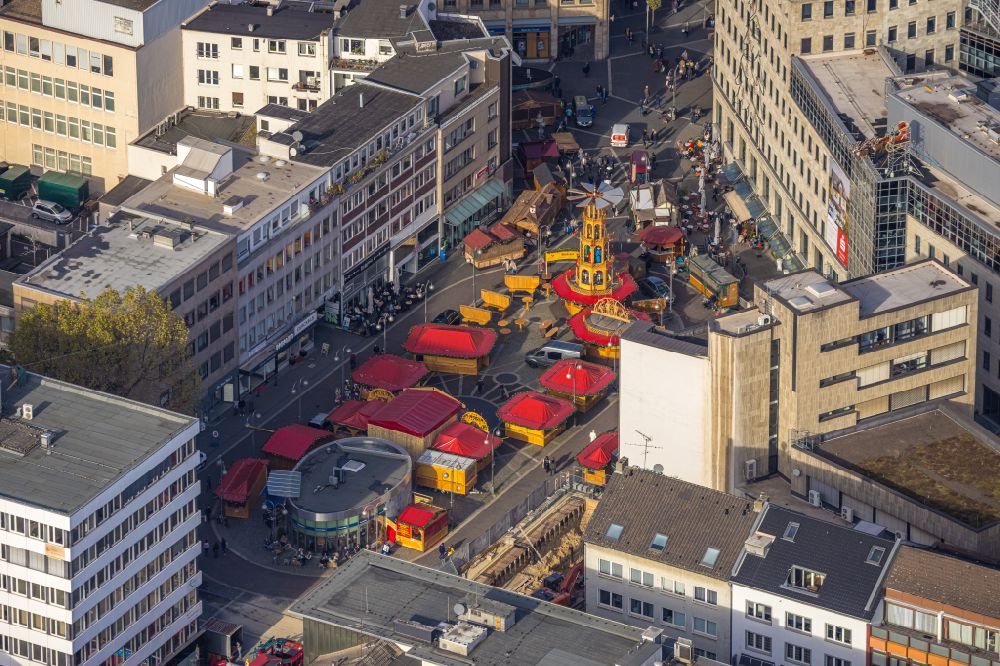 Luftaufnahme Bochum - Weihnachtsmarkt- Veranstaltungsgelände und Verkaufs- Hütten und Buden auf dem Dr.-Ruer-Platz in Bochum im Bundesland Nordrhein-Westfalen, Deutschland