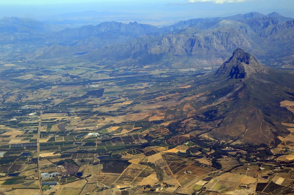 Pearl Valley von oben - Weinanbaugebiet und Berglandschaft in Pearl Valley im Distrikt Cape Winelands in der Provinz Westkap, Südafrika