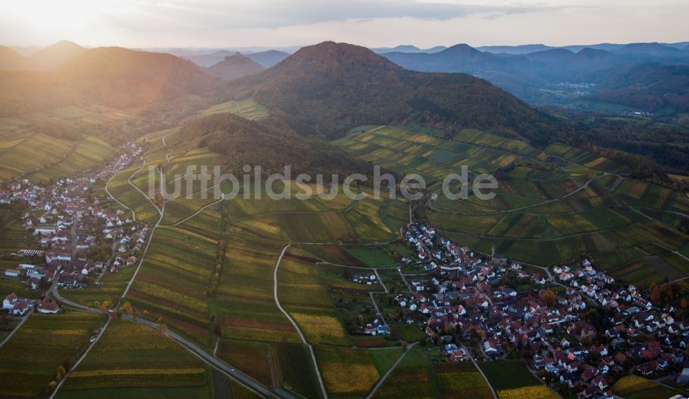Luftaufnahme Birkweiler - Weinbergs- Landschaft hinter dem Winzerdorf Birkweiler an der deutschen Weinstraße im Bundesland Rheinland-Pfalz