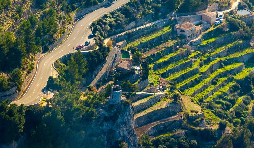 Luftaufnahme Banyalbufar - Weinbergs- Landschaft der Winzer- Gebiete in Banyalbufar in Balearische Insel Malorca, Spanien