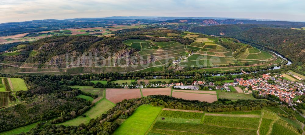 Luftaufnahme Niederhausen - Weinbergs- Landschaft der Winzer- Gebiete über der Nahe in Niederhausen im Bundesland Rheinland-Pfalz, Deutschland