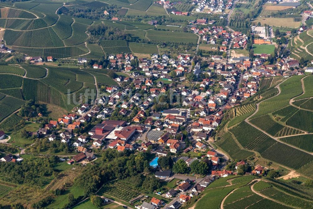 Luftaufnahme Durbach - Weinbergs- Landschaft der Winzer- Gebiete in Durbach Dorfkern im Bundesland Baden-Württemberg, Deutschland