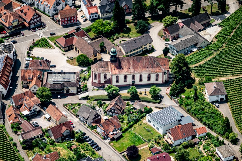 Luftbild Durbach - Weinbergs- Landschaft der Winzer- Gebiete in Durbach Dorfkern mit Kirche im Bundesland Baden-Württemberg, Deutschland