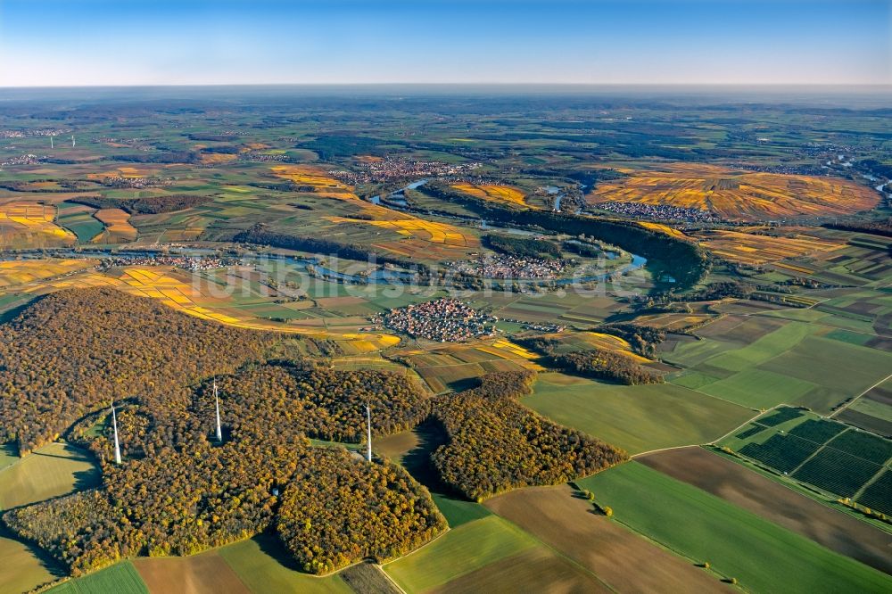 Luftaufnahme Volkach - Weinbergs- Landschaft der Winzer- Gebiete in Volkach im Bundesland Bayern, Deutschland