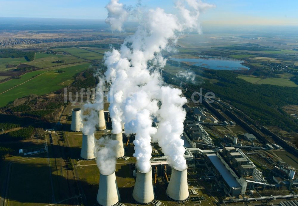 Teichland aus der Vogelperspektive: Weiße Abgaswolken am Wärmekraftwerk Jänschwalde im Bundesland Brandenburg
