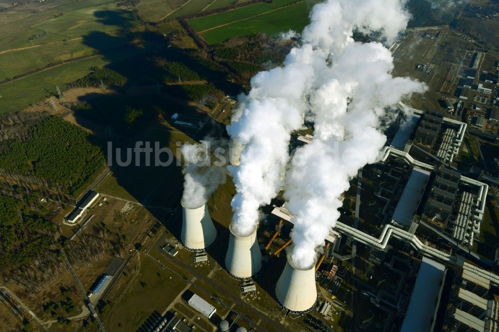 Luftbild Teichland - Weiße Abgaswolken am Wärmekraftwerk Jänschwalde im Bundesland Brandenburg
