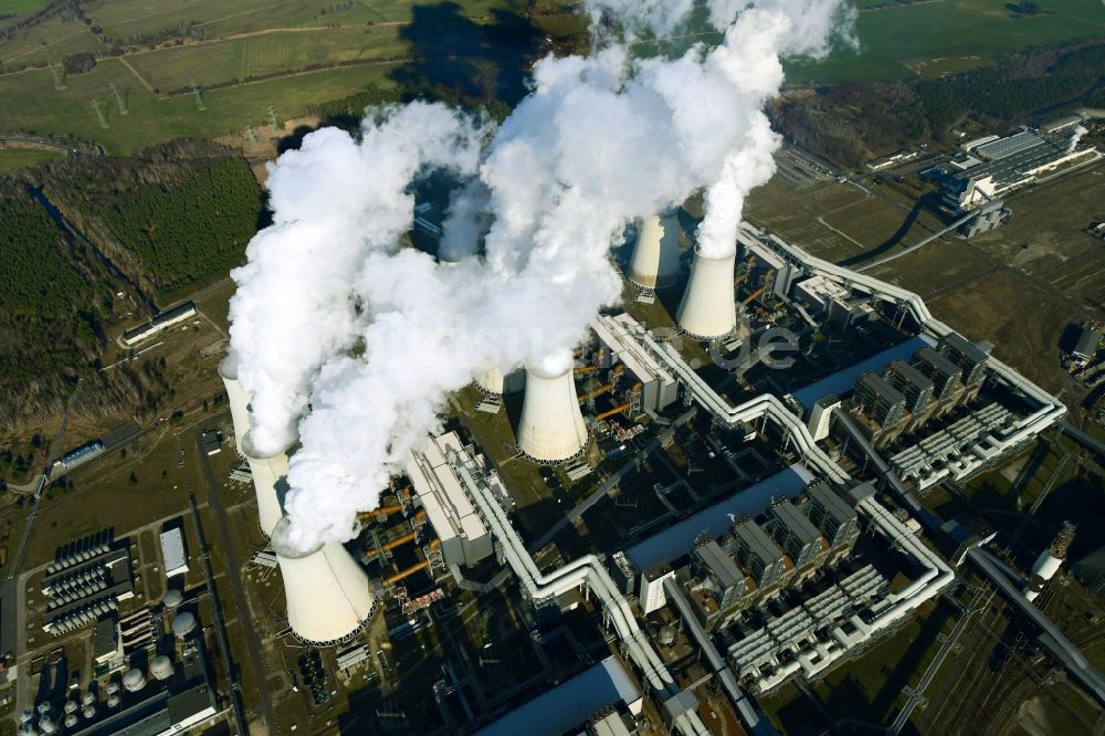 Luftaufnahme Teichland - Weiße Abgaswolken am Wärmekraftwerk Jänschwalde im Bundesland Brandenburg