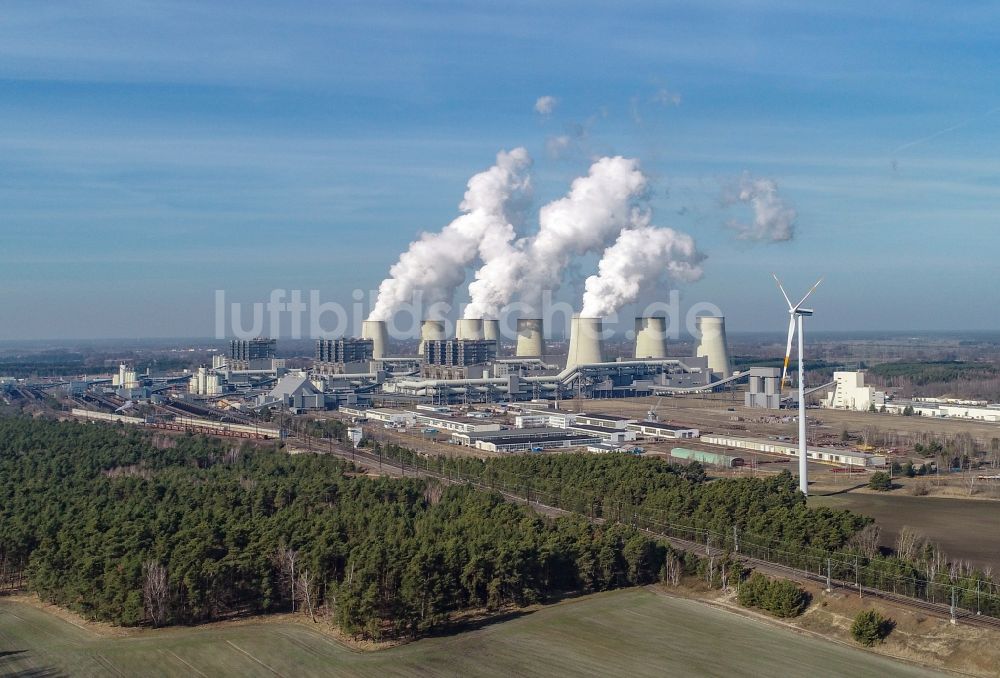 Luftaufnahme Teichland - Weiße Abgaswolken am Wärmekraftwerk Jänschwalde im Bundesland Brandenburg