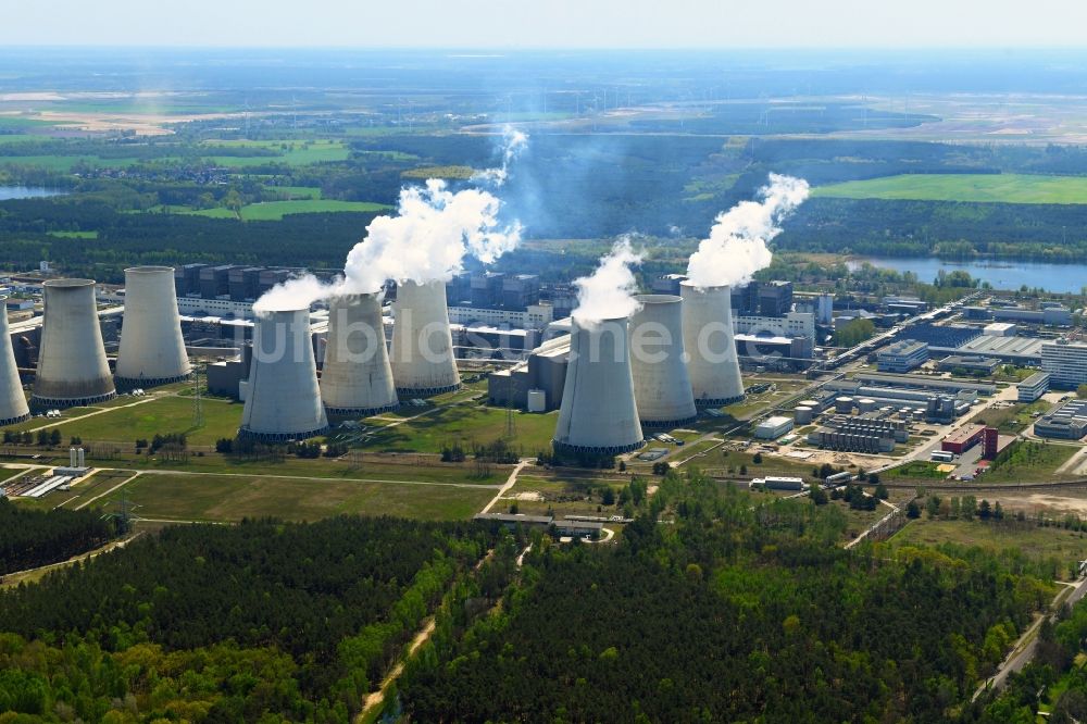 Luftbild Teichland - Weiße Abgaswolken am Wärmekraftwerk Jänschwalde im Bundesland Brandenburg