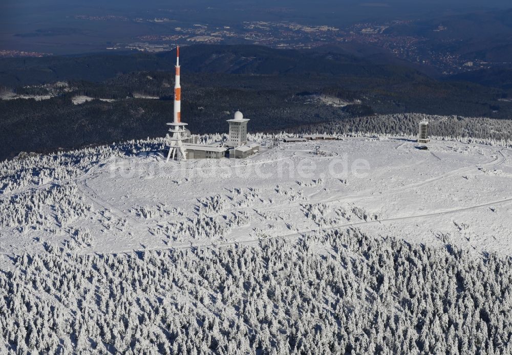 Luftbild Brocken - Weißer und schneebedeckter Gipfel des Brockens im Bundesland Sachsen-Anhalt