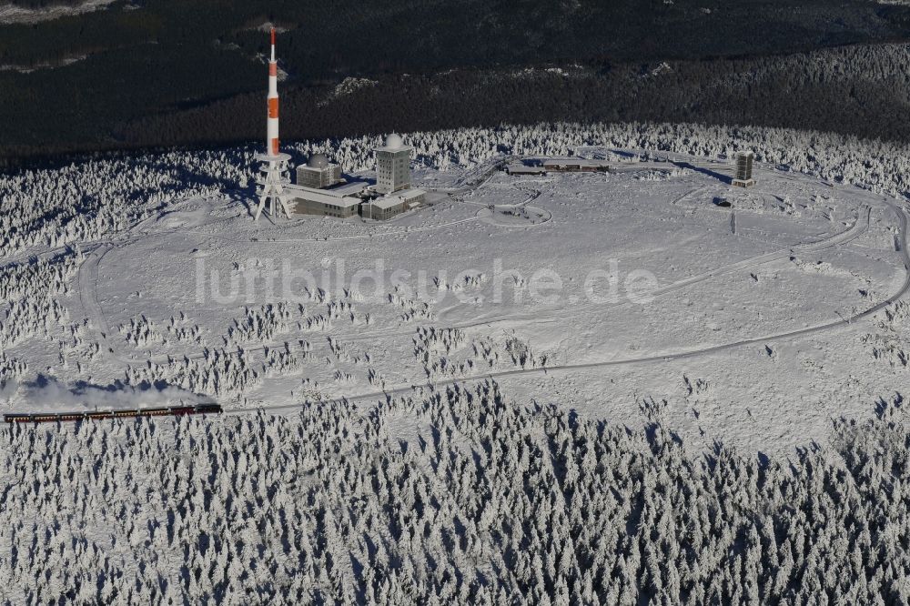 Luftaufnahme Brocken - Weißer und schneebedeckter Gipfel des Brockens im Bundesland Sachsen-Anhalt