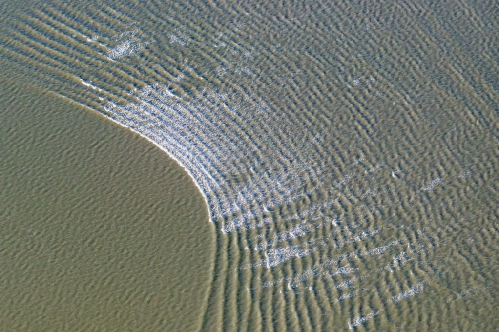 Luftaufnahme Wurster Nordseeküste - Wellen Struktur im Wattenmeer in der Außenweser an der Wurster Nordseeküste im Bundesland Niedersachsen, Deutschland