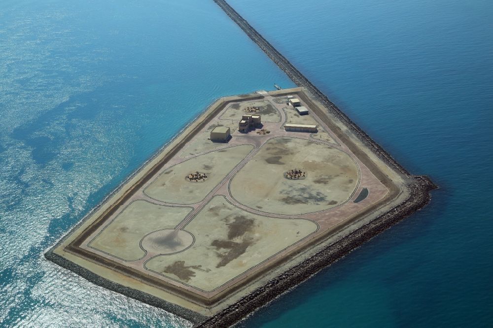 Luftbild Abu Dhabi - Wellenbrecher und aufgeschüttetes Bauland bei der künstlichen Insel Massnoua Island vor der Küste von Abu Dhabi in Vereinigte Arabische Emirate