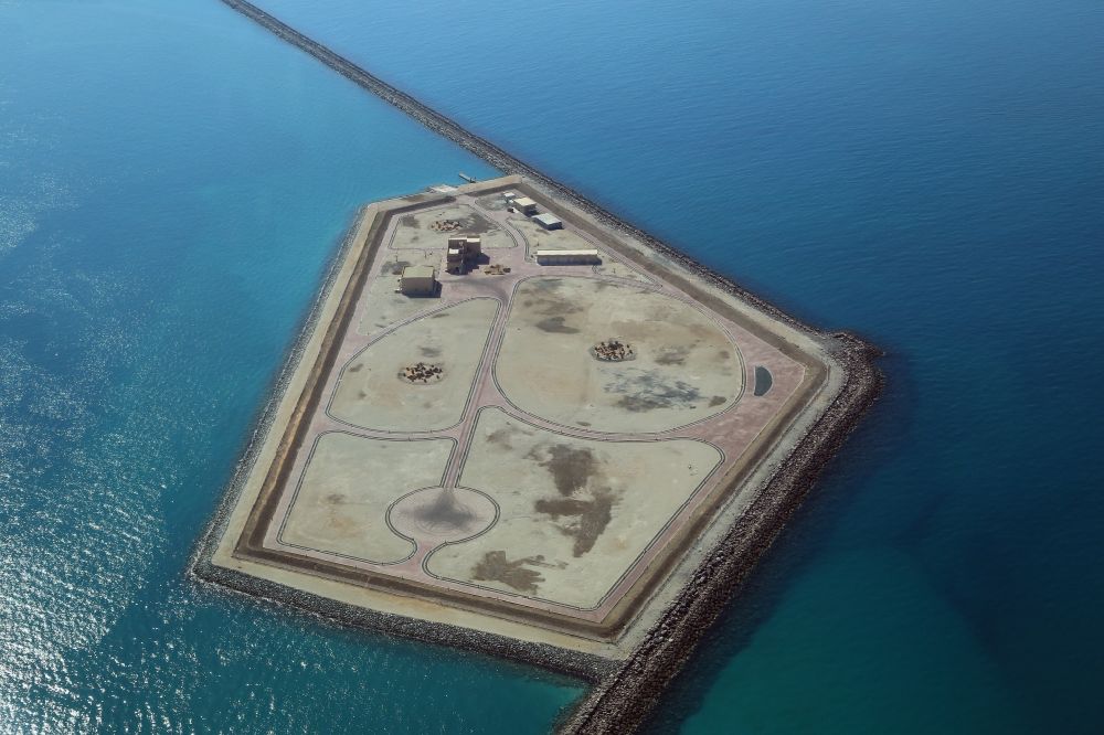 Luftaufnahme Abu Dhabi - Wellenbrecher und aufgeschüttetes Bauland bei der künstlichen Insel Massnoua Island vor der Küste von Abu Dhabi in Vereinigte Arabische Emirate