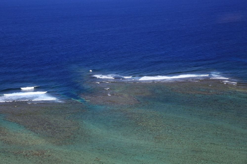 Baie du Cap aus der Vogelperspektive: Wellenbrecher am Kuestenstreifen in Baie du Cap an der Suedkueste von Mauritius