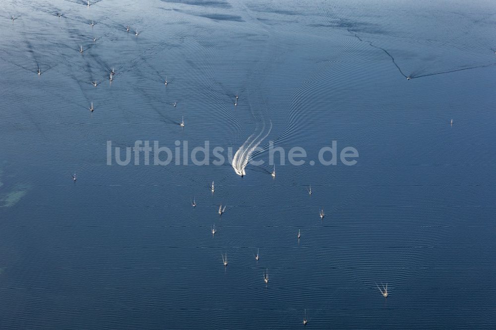 Aeroe von oben - Wellenstrukturen auf der Meeresoberfläche durch Boote auf der Ostsee in Syddanmark, Dänemark