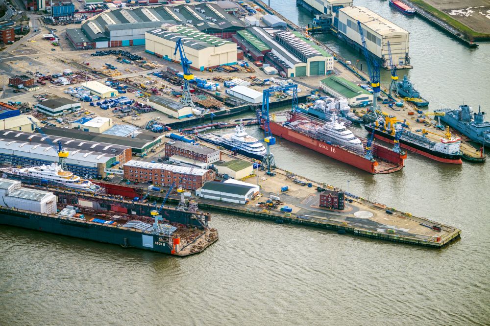 Hamburg von oben - Werftgelände der Blohm + Voss im Ortsteil Kleiner Grasbrook in Hamburg