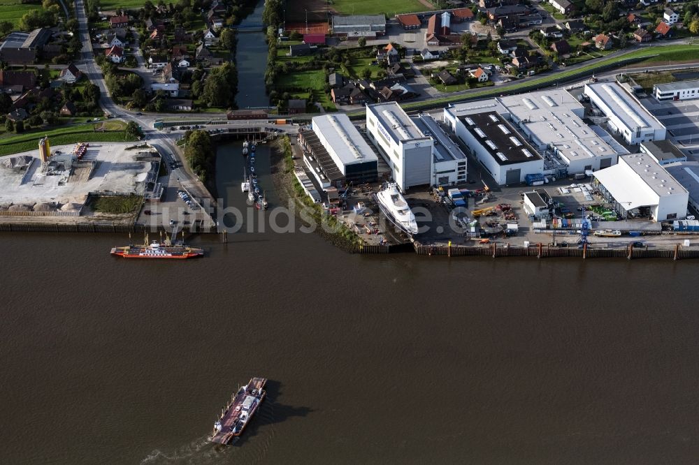 Luftaufnahme Berne - Werftgelände der Firma Fassmer am Ufer der Weser in Berne im Bundesland Niedersachsen, Deutschland