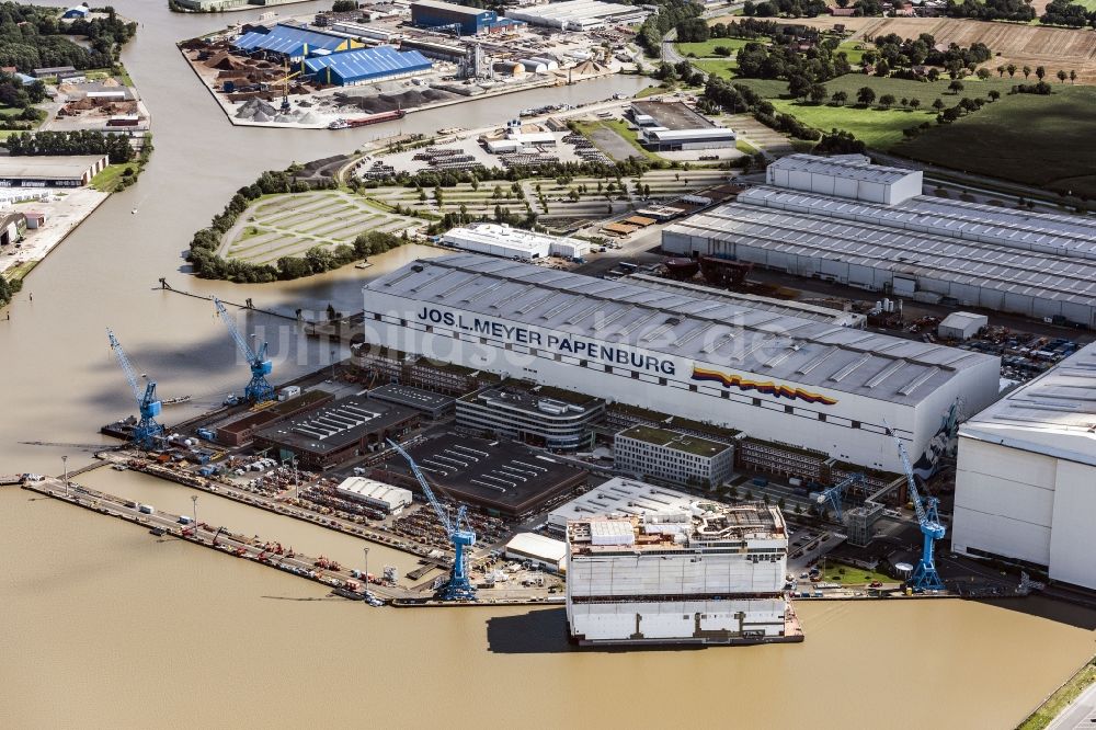 Papenburg aus der Vogelperspektive: Werftgelände der Meyer Werft in Papenburg im Bundesland Niedersachsen, Deutschland