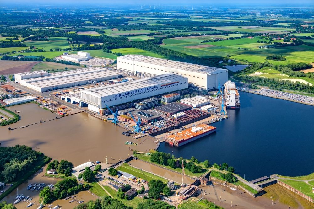 Luftaufnahme Papenburg - Werftgelände der Meyer Werft in Papenburg im Bundesland Niedersachsen, Deutschland
