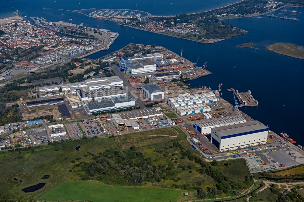 Rostock aus der Vogelperspektive: Werftgelände der Neptun Werft in Rostock im Bundesland Mecklenburg-Vorpommern, Deutschland
