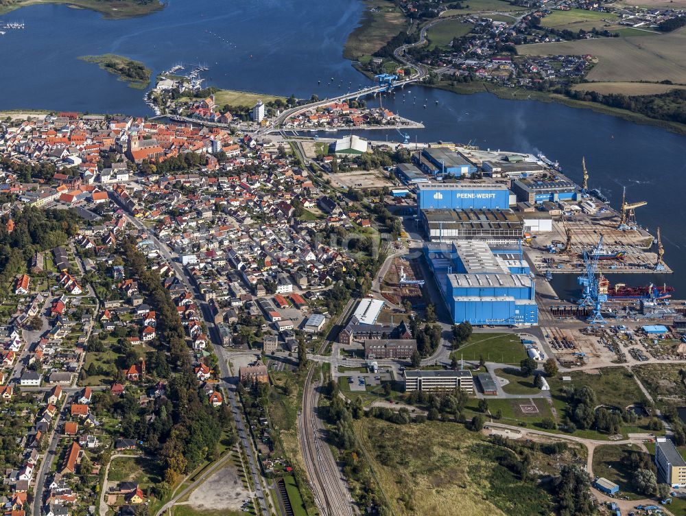 Wolgast von oben - Werftgelände der Peene-Werft in Wolgast im Bundesland Mecklenburg-Vorpommern, Deutschland