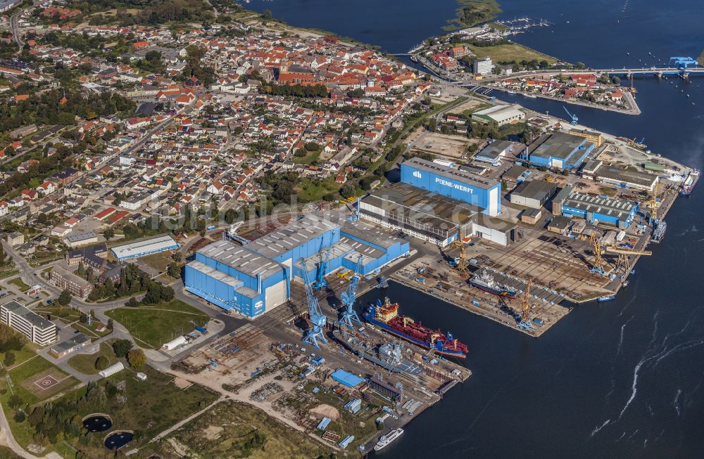 Wolgast aus der Vogelperspektive: Werftgelände der Peene-Werft in Wolgast im Bundesland Mecklenburg-Vorpommern, Deutschland