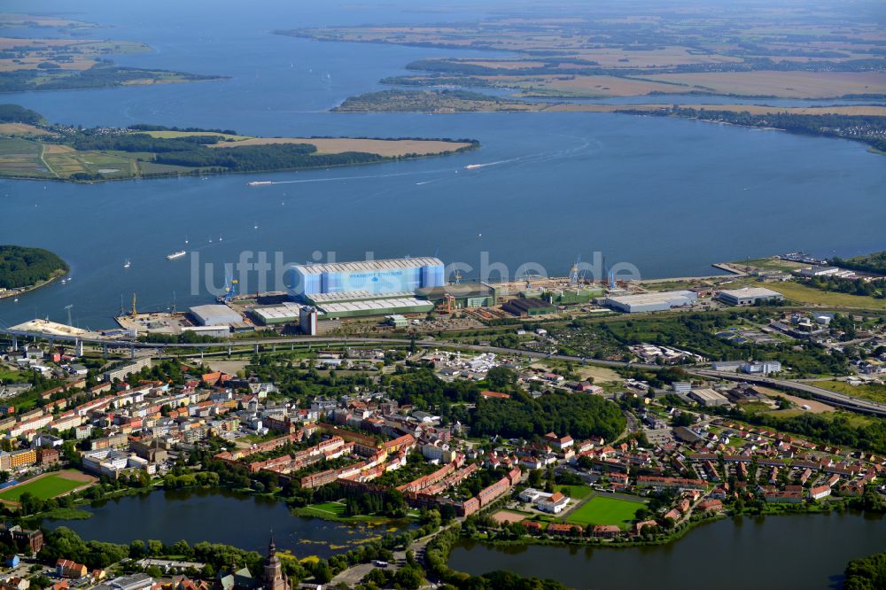 Stralsund aus der Vogelperspektive: Werftgelände der Schiffswerft am Strelasund Ufer am Dänholm in Stralsund im Bundesland Mecklenburg-Vorpommern