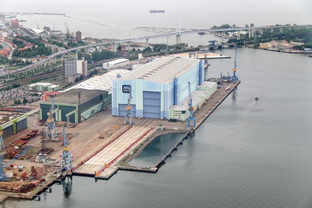 Stralsund von oben - Werftgelände der Schiffswerft am Strelasund -Ufer im Ortsteil Andershof in Stralsund im Bundesland Mecklenburg-Vorpommern