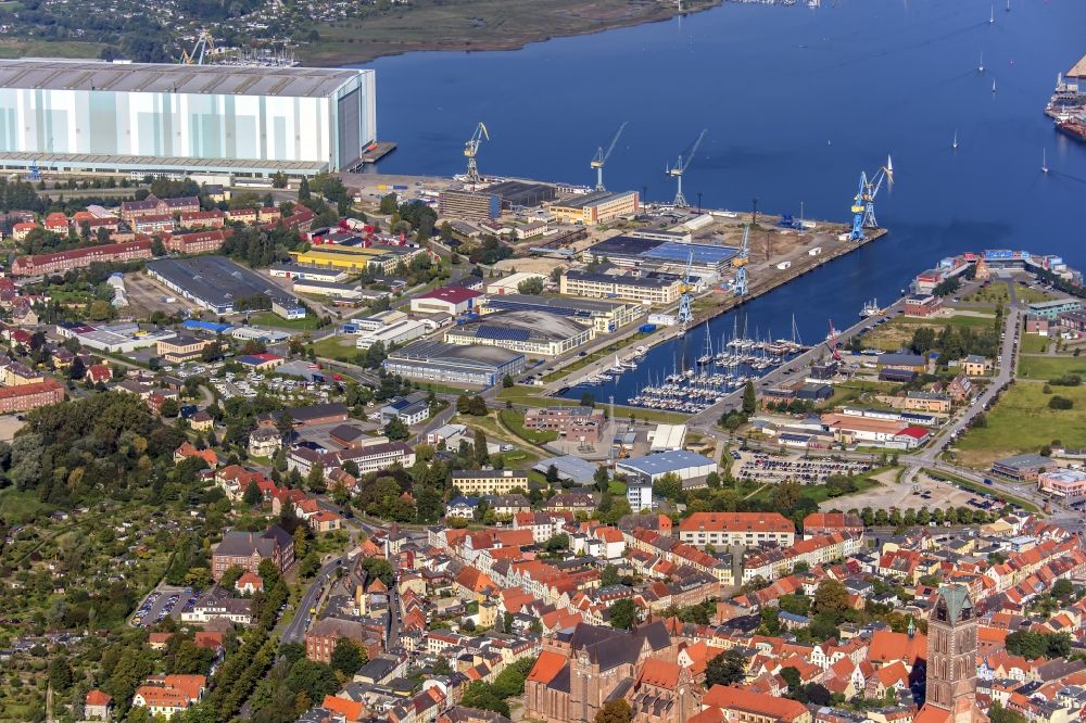Wismar von oben - Werftgelände der Schiffswerft am Strelasund -Ufer im Ortsteil Andershof in Stralsund im Bundesland Mecklenburg-Vorpommern
