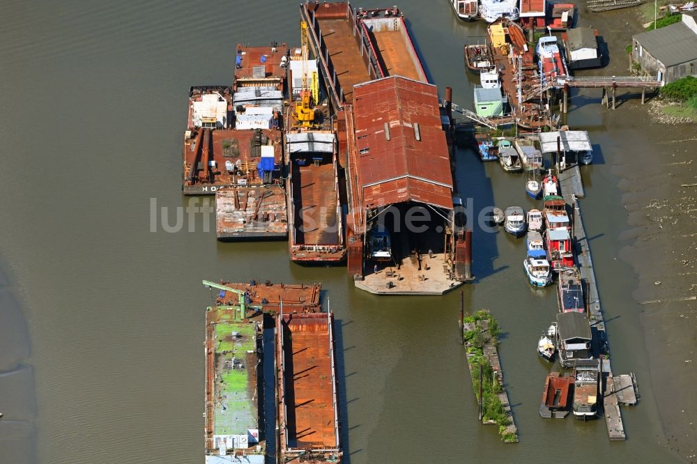 Hamburg aus der Vogelperspektive: Werftgelände der Schiffswerft am Ufer der Elbe im Ortsteil Moorfleet in Hamburg, Deutschland