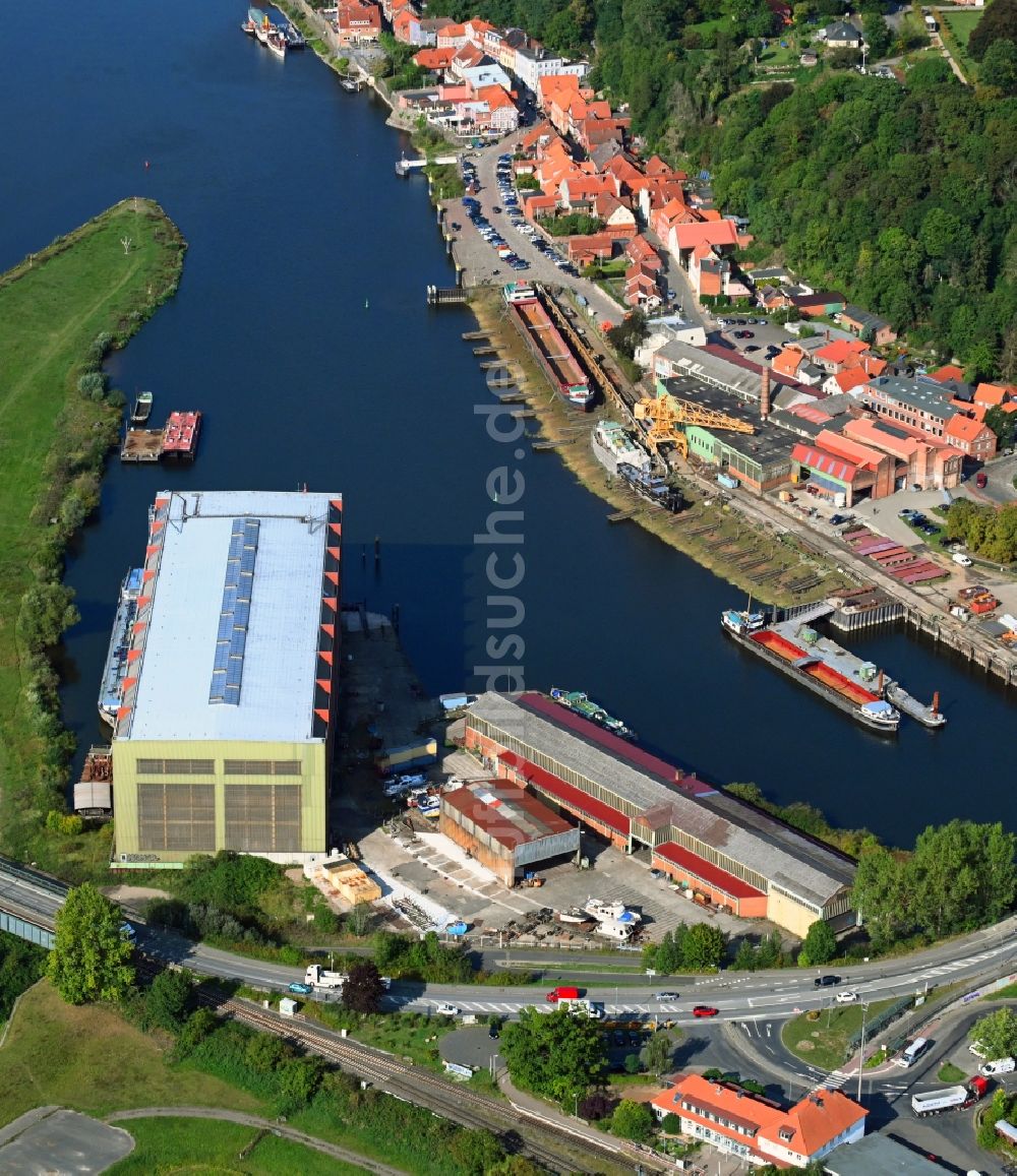 Lauenburg Elbe von oben - Werftgelände der Schiffswerft am Ufer in Lauenburg Elbe im Bundesland Schleswig-Holstein