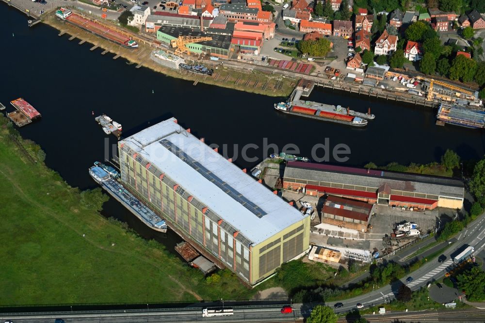 Lauenburg Elbe aus der Vogelperspektive: Werftgelände der Schiffswerft am Ufer in Lauenburg Elbe im Bundesland Schleswig-Holstein