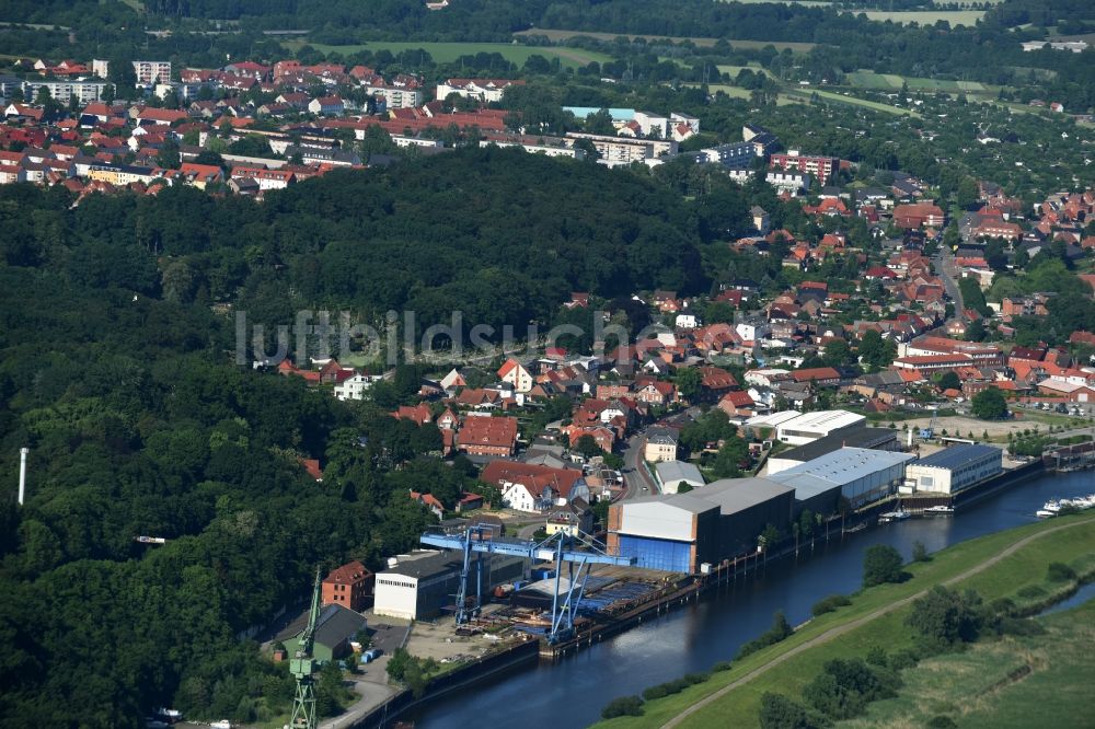 Boizenburg/Elbe aus der Vogelperspektive: Werftgelände am Ufer der Boize in Boizenburg/Elbe im Bundesland Mecklenburg-Vorpommern